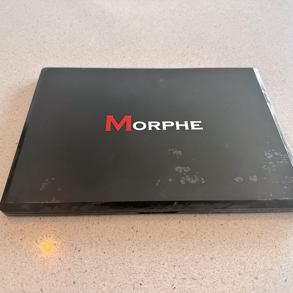 Morphe- large eyeshadow palette